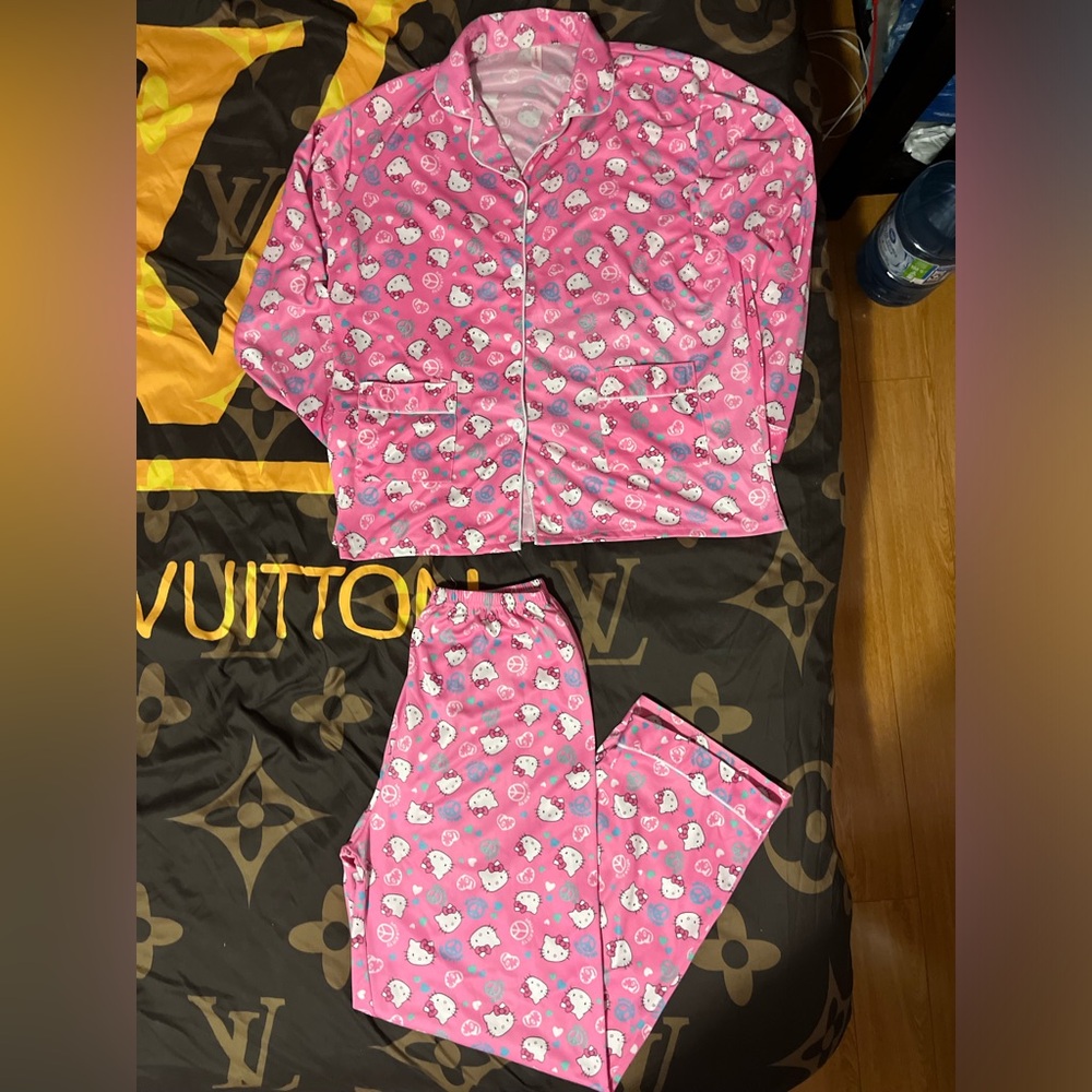 Hello Kitty PJ set ✌🏼☮️ - Picture 12 of 15